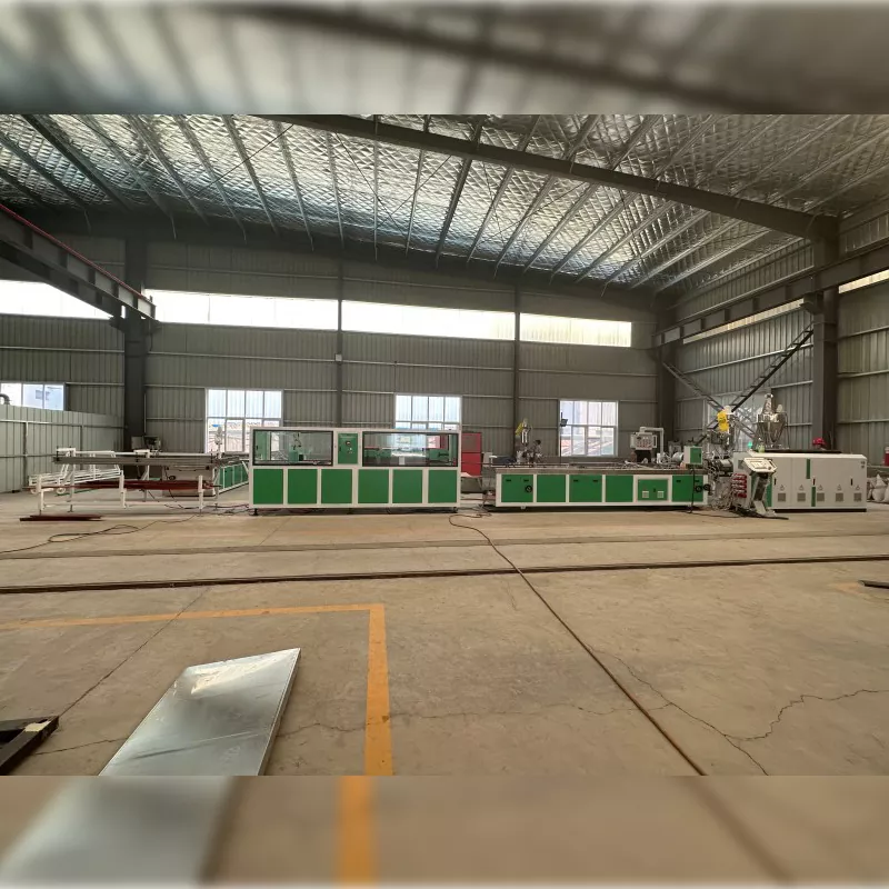 Este echipamentul de producție pentru podea cu coextrudare în aer liber din PVC un accent semnificativ în industria actuală?
